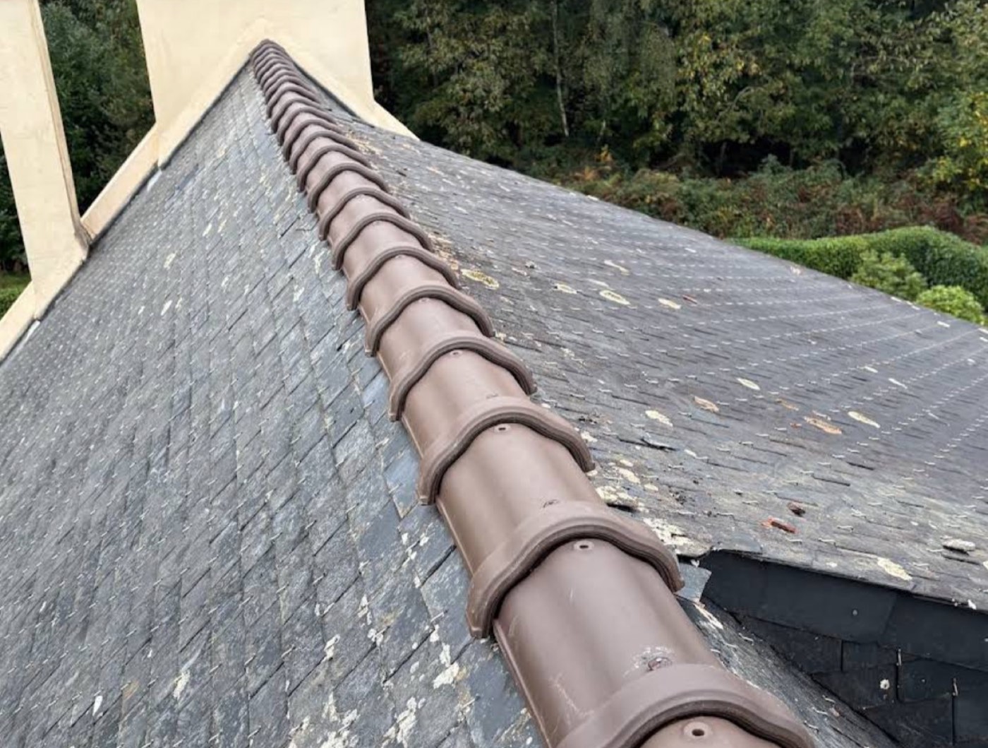 Faîtage en tuiles de terre cuite posé sur une toiture en ardoise naturelle — chantier ARJ.COUVERTURE