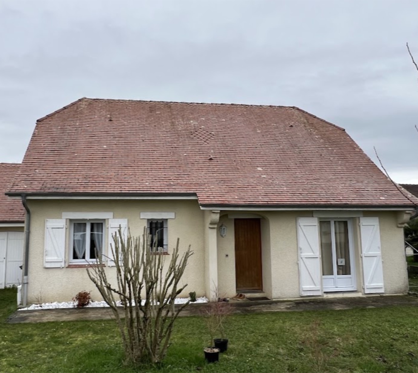 Même toiture nettoyée et traitée après démoussage — ARJ.COUVERTURE